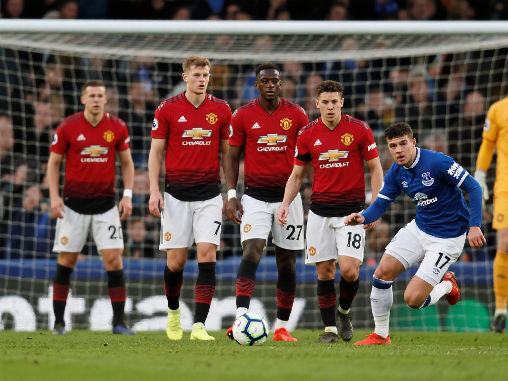 曼联近12场比赛均遭至少10次射门,对阵埃弗顿更是被轰24脚射门 再来看看球员的个体表现,不少比赛中的失分